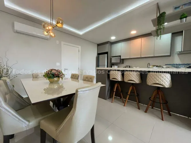 Apartamento com 2 dormitórios no Vila das Aroeiras na Meia Praia em Itapema