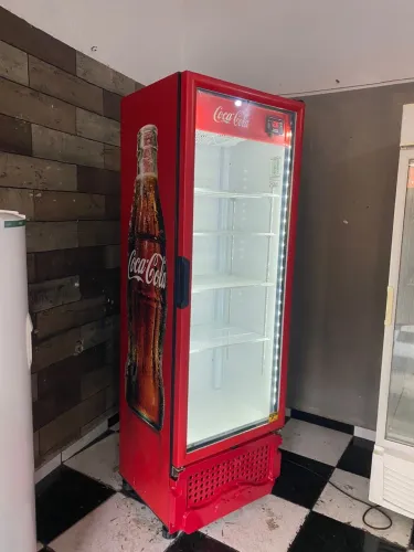 Expositora de bebidas coca porta de vidro 110v