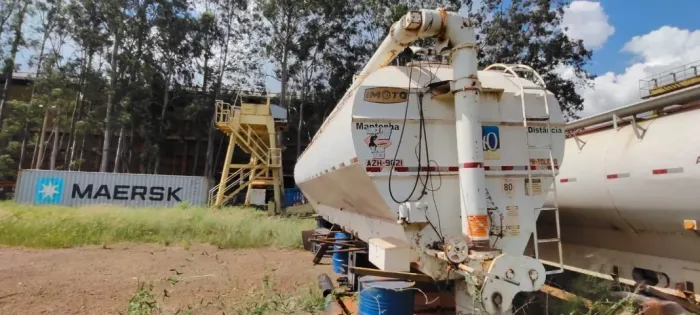 CARROCERIA TIPO SILO GRANELEIRO PARA TRANSPORTE DE RAÇÃO
