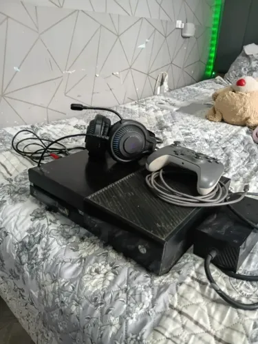 Xbox one fat com 1 controle + 1 fone + jogos na nuvem