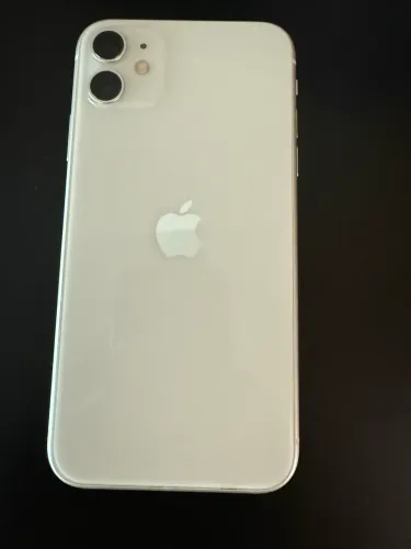 Vendo iPhone 11 branco com 64 GB todo original  + capa e carregador 