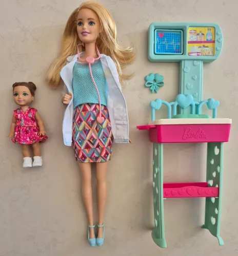 Boneca Barbie Médica Pediatra (linha Quero Ser, Mattel, 2016)
