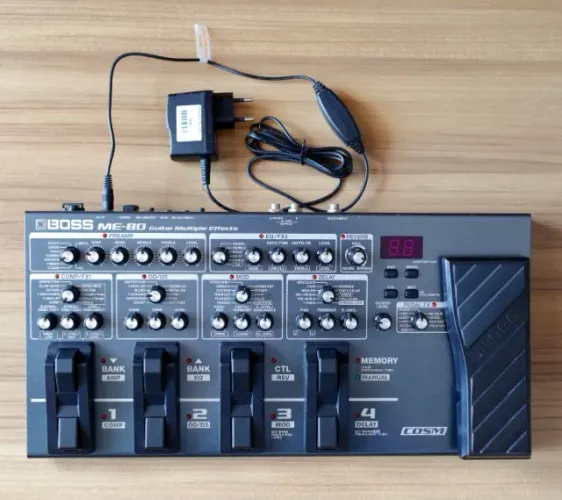 Pedaleira BOSS ME-80 Multi efeitos para guitarra com fonte original impecável como nova