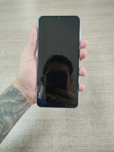 Samsung Galaxy A13 Com trincando no vidro FUNCIONANDO 100%  NAO TEM MANCHAS  NA TELA 