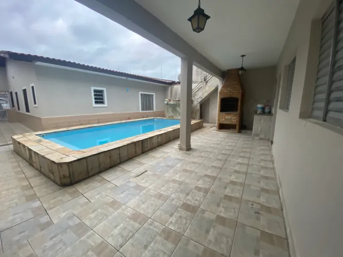Casa a 100m do mar mobiliada - piscina, churrasqueira, salão de festas.