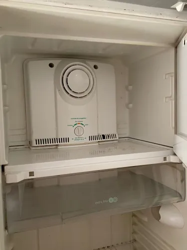 Geladeira Consul Frost Free funcionando perfeitamente.<br>Gela e congela bem.