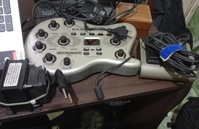 Pedaleira Para Baixo Behringer Bass V-amp 220v Cor Prata