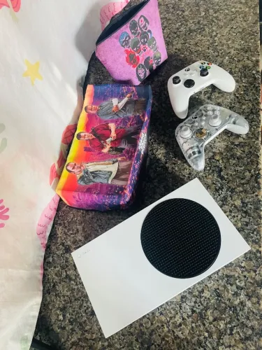 Xbox Series S - Excelente estado | Completo | 2 Controles Originais