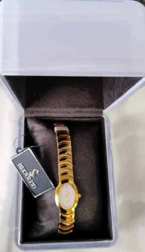 Relógio dourado feminino