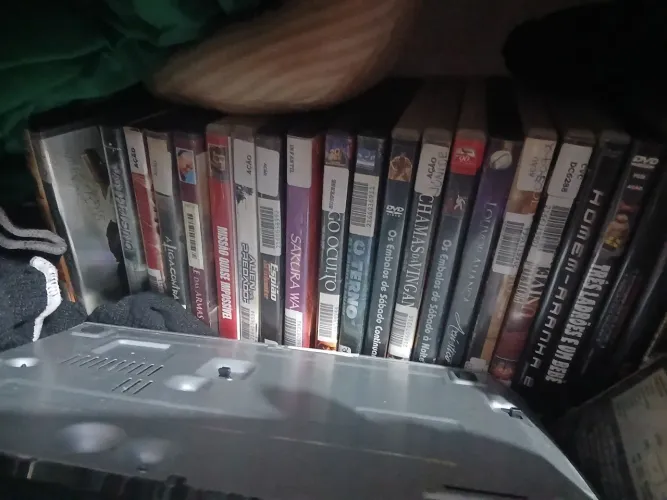 Vendo dvs filmes vários titulos convencionais e blurays separados valores.