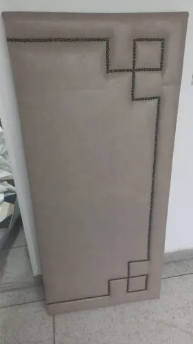 Cabeceira Estofada Taupe - Elegante e Sofisticada
