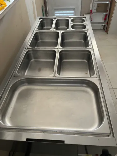 Buffet de inox com tampas de vidro 