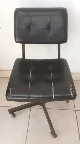 Cadeira de Escritório Giratória.