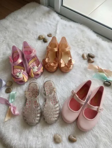 Sapatilhas  infantil melissa semi novas,tamanho 26/27  os 4 pares por 90,00 reais