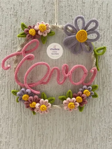 Porta maternidade Guirlanda de macramê com tricotin de margaridas personalizadas