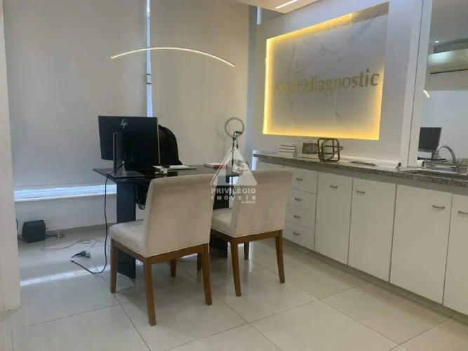Sala comercial à venda no centro medico em Copacabana, com 66m²!