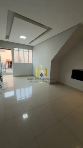 CASA EM CONDOMÍNIO COM 3 QUARTOS À VENDA NO CANDELÁRIA - R$ 320 MIL!