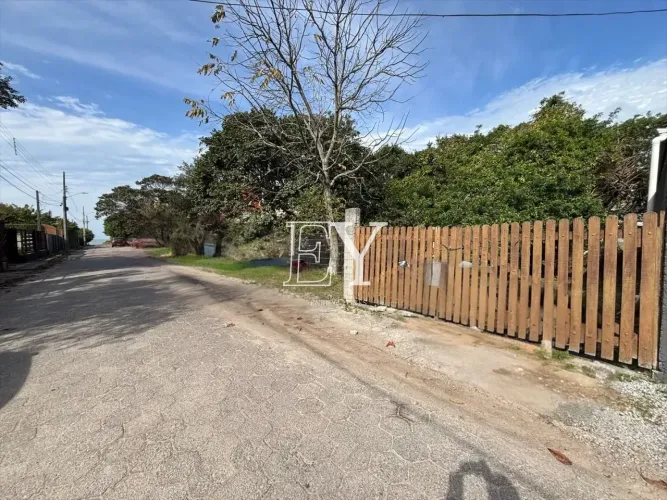 Terreno a 100 Metros do Mar na Praia da Armação - Florianópolis - SC
