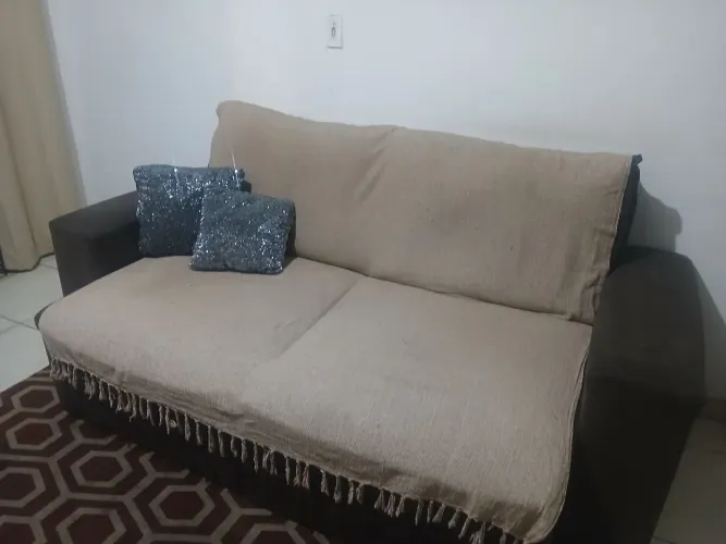 Vendo jogo de sala sofá retrátil 4 lugares , 2 poltronas e rack com lindo designer  