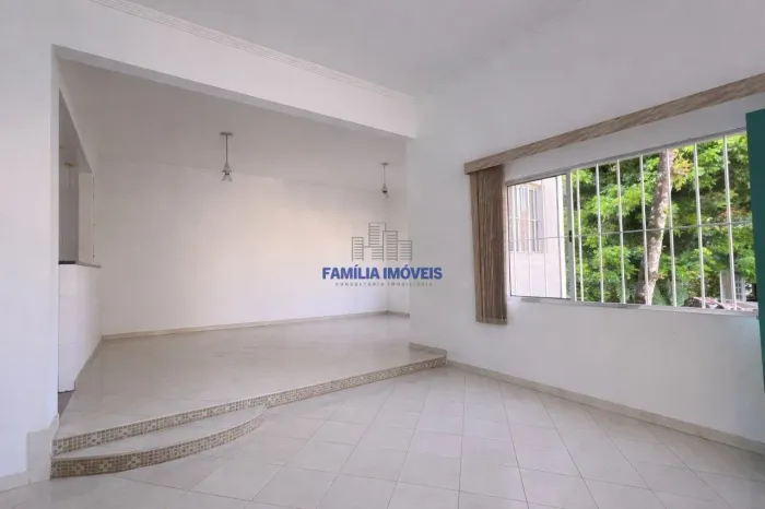 Casa alta para alugar 2 quartos de frente Marapé Santos SP