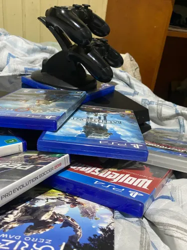 Vendo ps4 com 10 jogos 2 controle mais suporte de carregador 1800 ou troco por pc gamer
