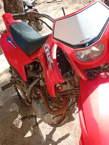 Bros 150 com roupa de CRF 