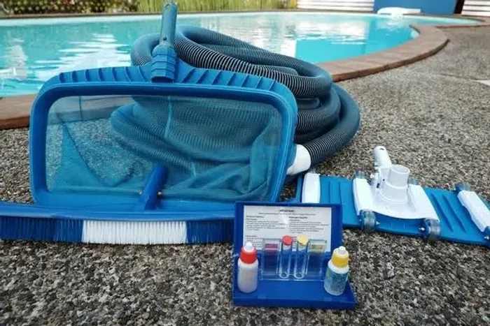 ? MANUTENÇÃO DE PISCINAS - LIMPEZA E TRATAMENTO