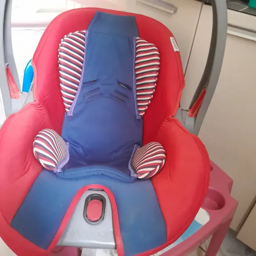 Bebê conforto sem cinto de segurança