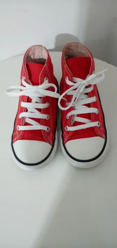 Tênis Converse All Star ( modelo: Chuck Taylor - cano médio).Tam.22 ( infantil). Usado.