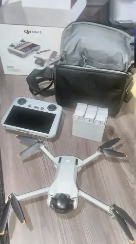 Drone DJI Mini 3 Fly More Combo Plus Controle DJI RC com Tela 3 Baterias na Caixa