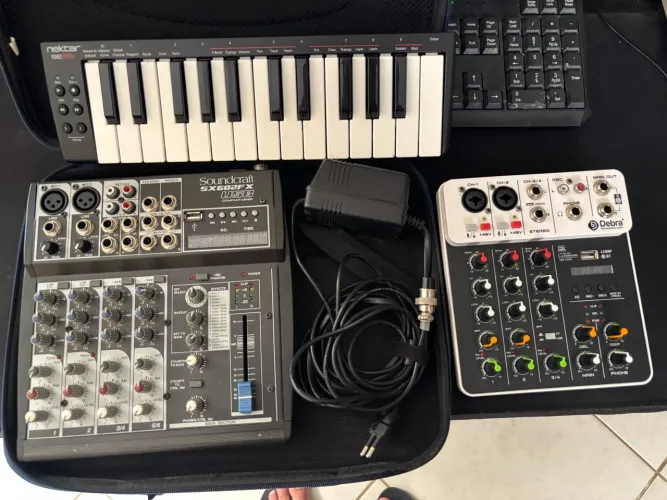 Vendo 02 mesas de som + teclado mídi