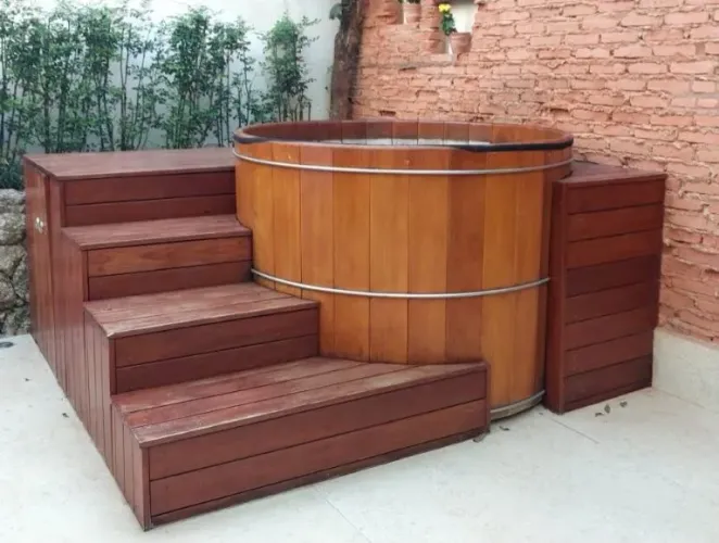 Conserto de deck e ofurô de madeira.