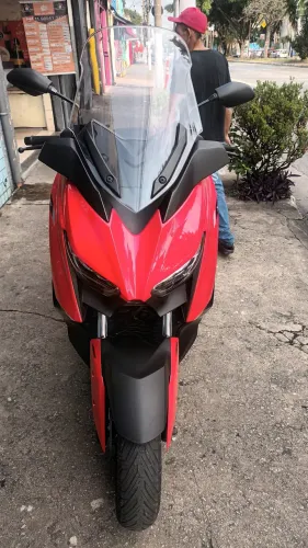 Vendo xmax 250 novinha