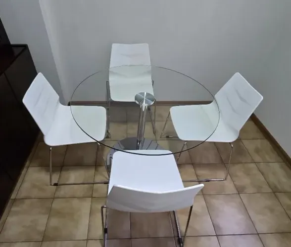 Mesa Redonda de Vidro com 4 Cadeiras Brancas