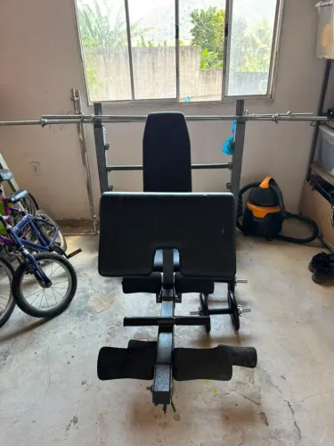 Vendo banco de suíno + 80kg de pesos e barras