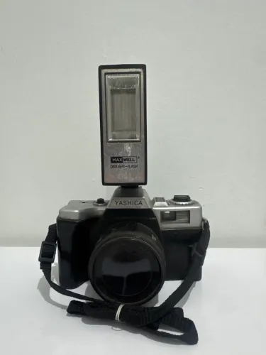 Câmera Analógica Yashica + Flash Maxwell Daylight Flash - Vintage