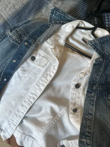 Duas jaquetas jeans, uma sendo branca