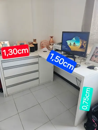 Escrivaninha em L com 4 gavetas + 1 porta com prateleira