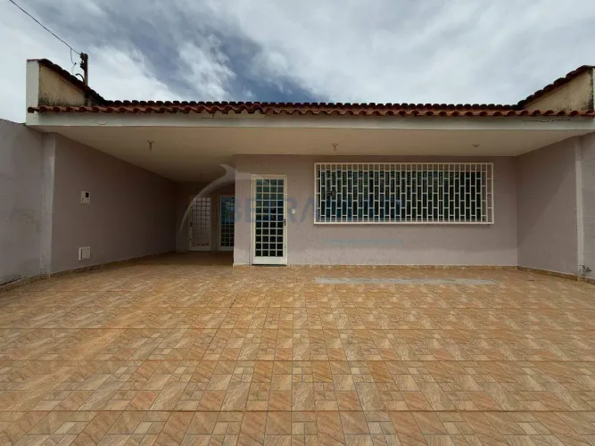 Casa reformada, 3 quartos (2 suítes), porcelanato, 3 vagas  QNG 35, Taguatinga Norte/DF