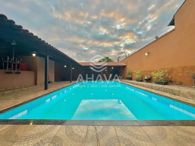 Casa 4 Quartos (1 Suíte) | 331m² Construídos | Lote 360m² | São João Batista | Próximo à A