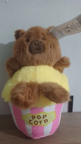 Capivara no pote de pipoca pelúcia 