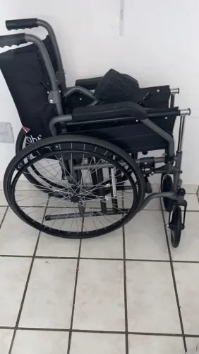 Vendo cadeira de rodas excelente condições.