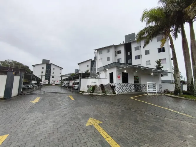 Apartamento semi-mobiliado no bairro Boehmerwald com 3 quartos, cozinha com armários e 1 v