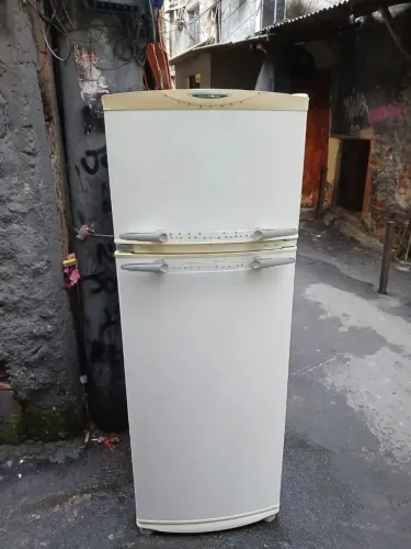Geladeira Brastemp com freezer em sima 423 litros