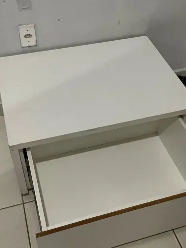 Vendo persiana Horizontal PVC preta 1,20 por 1,30 e gavetão branco com ótimo espaço
