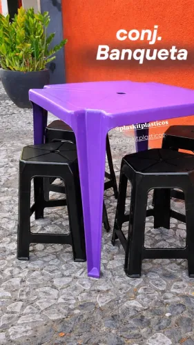 Conjunto mesa com 4 bancos 139,00
