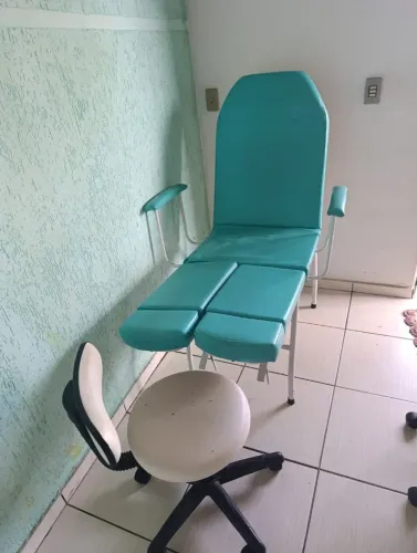 Vende-se maca para podologia .
