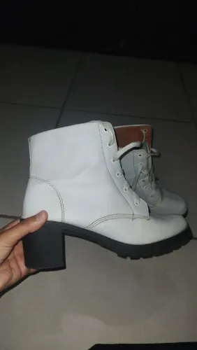 Bota feminina branca de salto tratorado 37