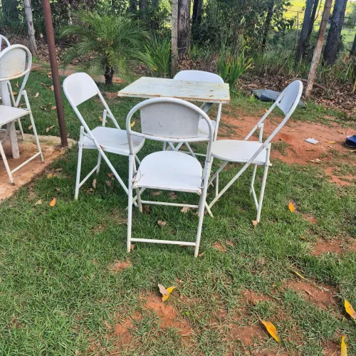 mesa de ferro com 4 cadeira