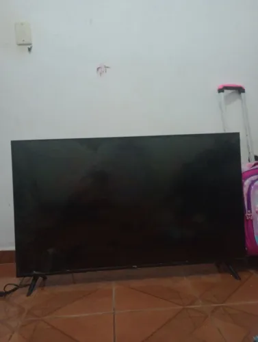 Vende se televisão está com a tela quebrada